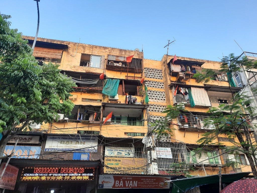 Bên cạnh 178 chung cư xuống cấp ở cấp độ D – cấp đặc biệt cần phá dỡ, xây dựng lại thi còn tới 27 chung cư cần nâng cấp. Trong hình là chung cư Nguyễn Thái Học (Q. Hồng Bàng) dự kiến sẽ triển khai cải tạo ở giai đoạn 2 từ 2025 – 2030.