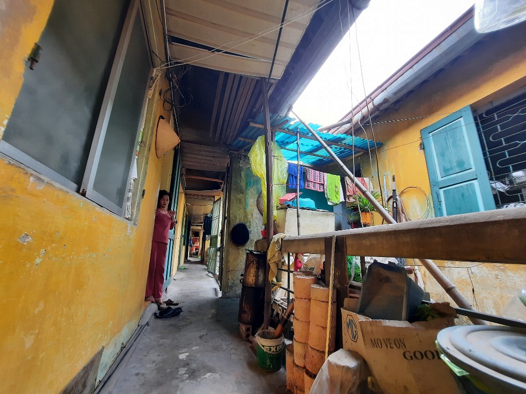Căn hộ của nhà bà Trần Thị Phòng, lô 6, khu tổng hợp An Dương gồm 4 người lớn sống trên diện tích 28m2 gần 40 năm nay, tính ra chỉ thấp hơn diện tích bình quân 20m2/người trên toàn thành phố hiện nay.